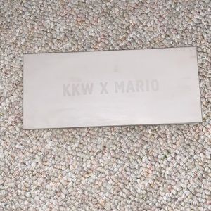KKWxMARIO EYESHADOW PALETTE
